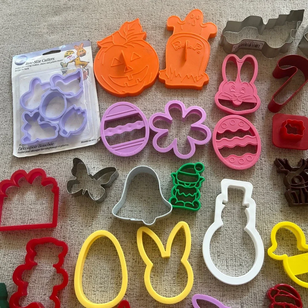 Wilton Holiday Cookie Cutter Lot Plastic Metal Christmas Halloween Easter 40pc